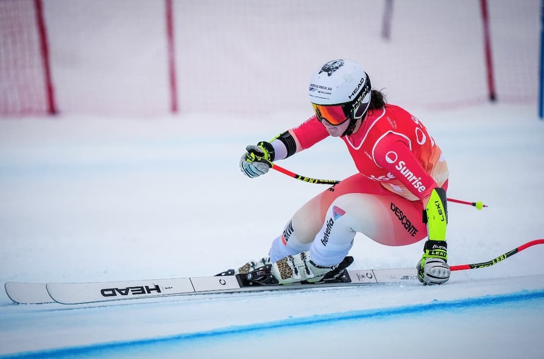 Alina Willi beim Rennen von weiter weg fotografiert